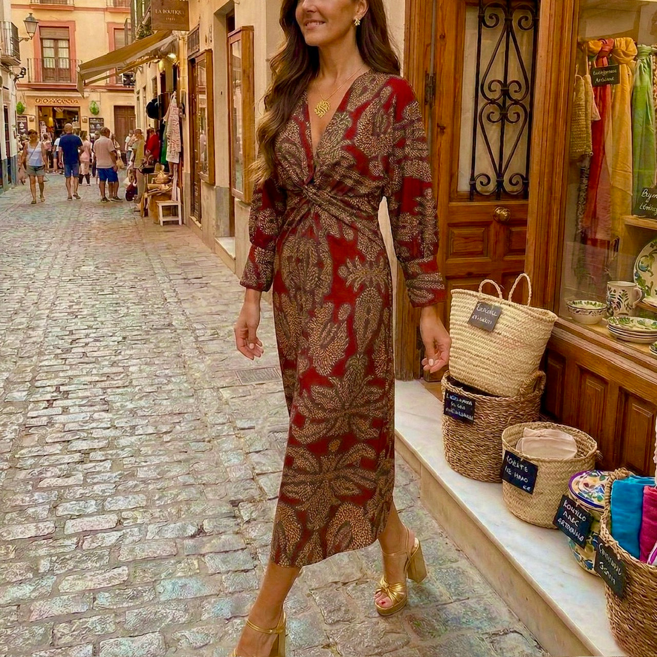 Isadora | vestido midi elegante com um padrão intemporal encantador