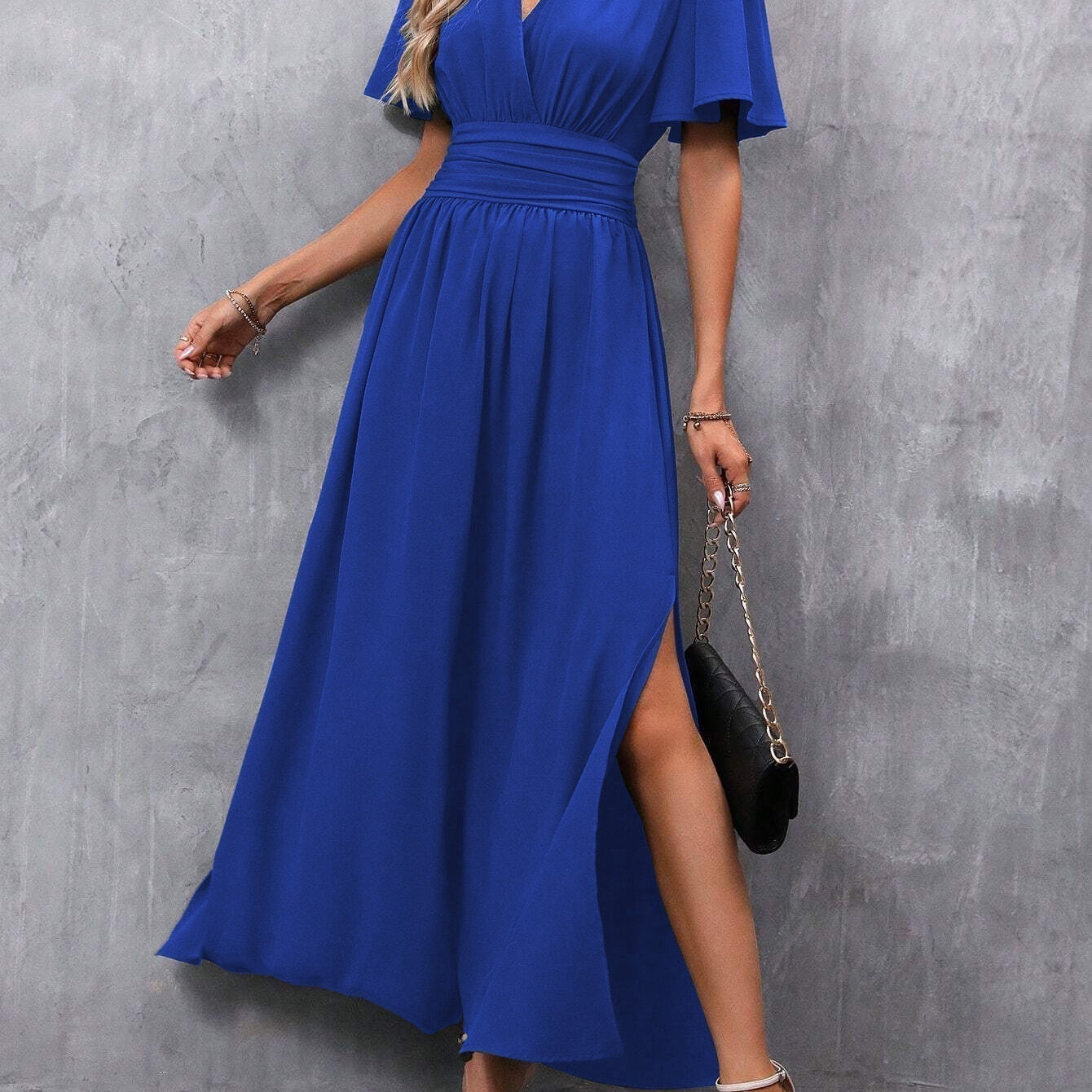 Júlia| Elegante vestido longo preto com decote em V, mangas transparentes e fenda