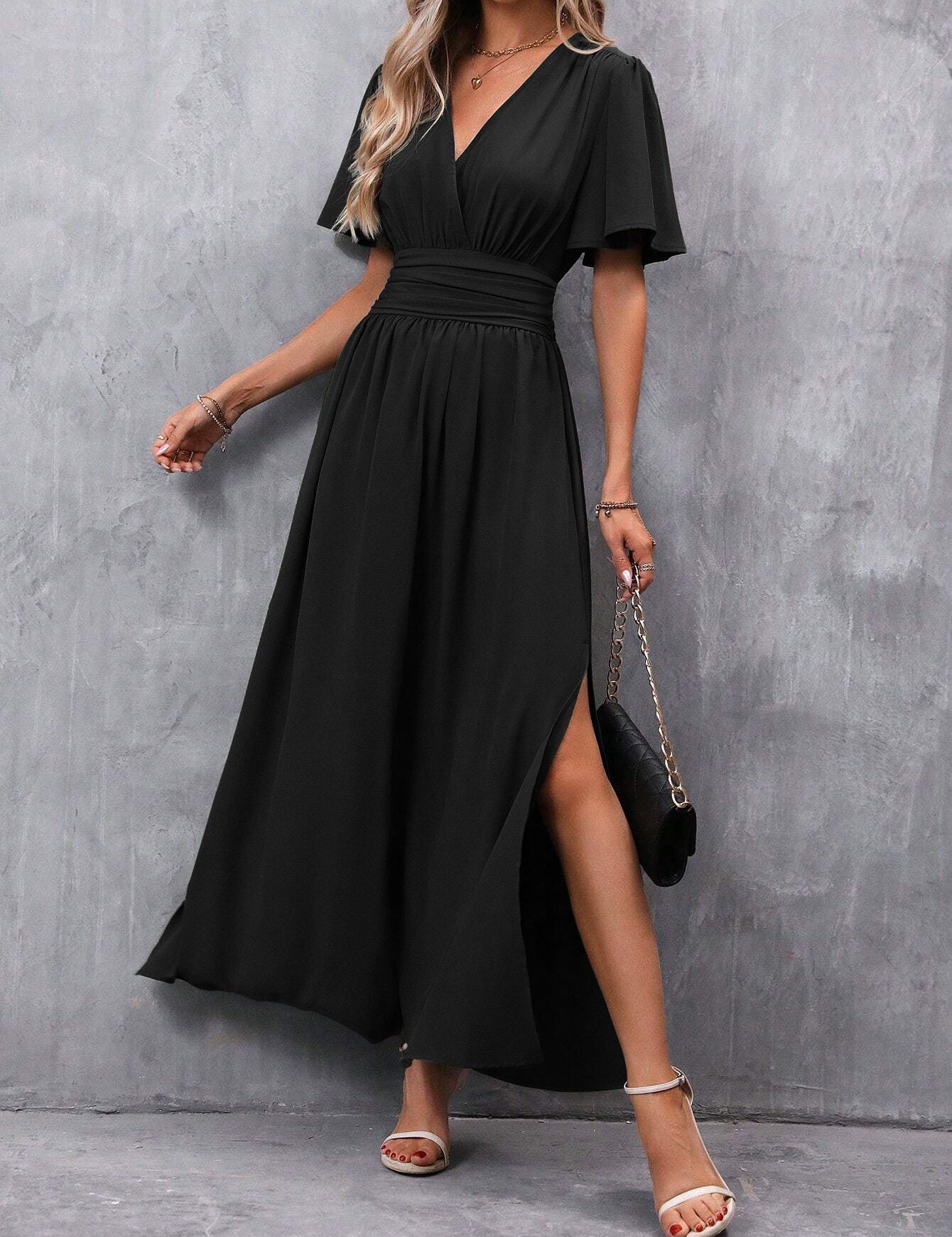 Júlia| Elegante vestido longo preto com decote em V, mangas transparentes e fenda