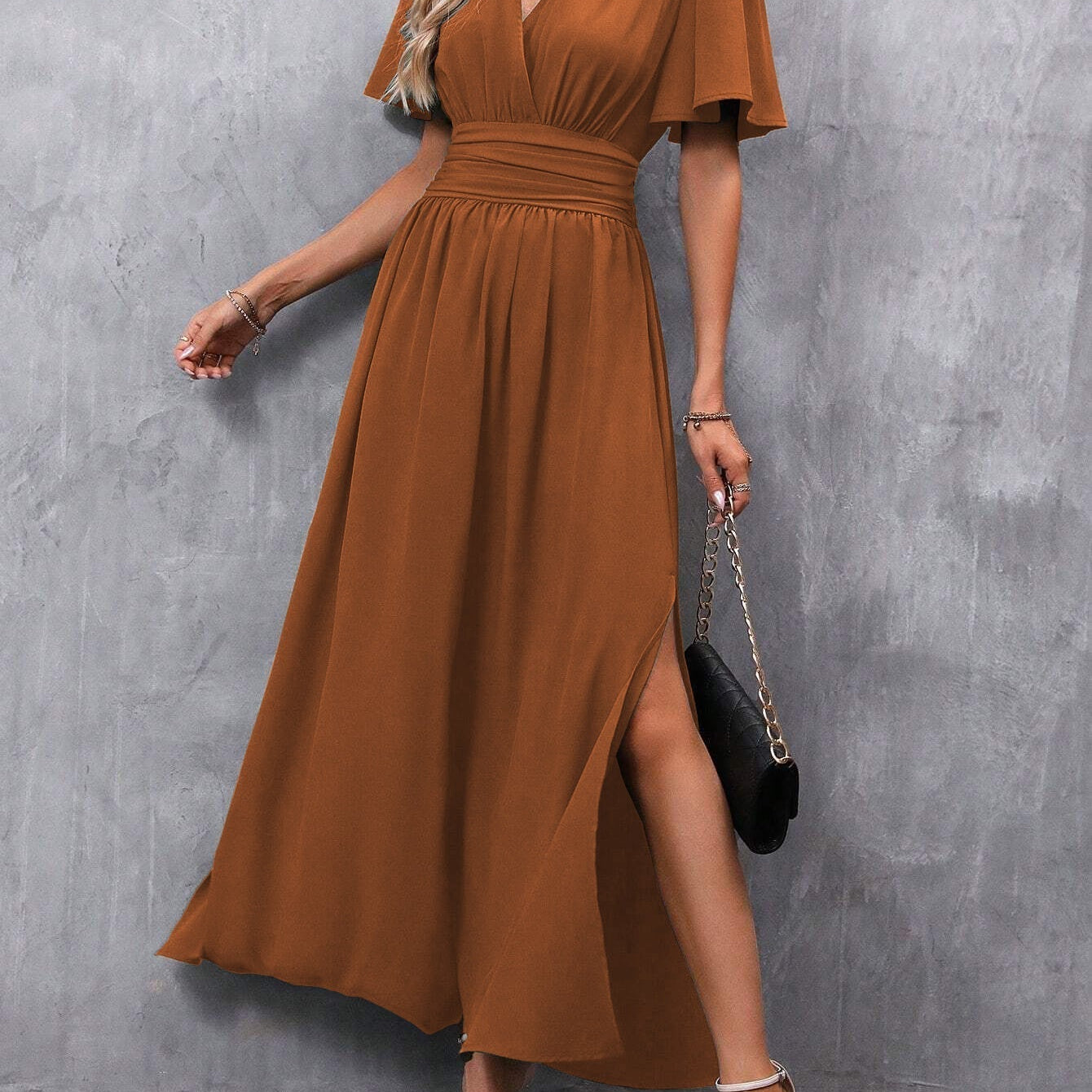 Júlia| Elegante vestido longo preto com decote em V, mangas transparentes e fenda