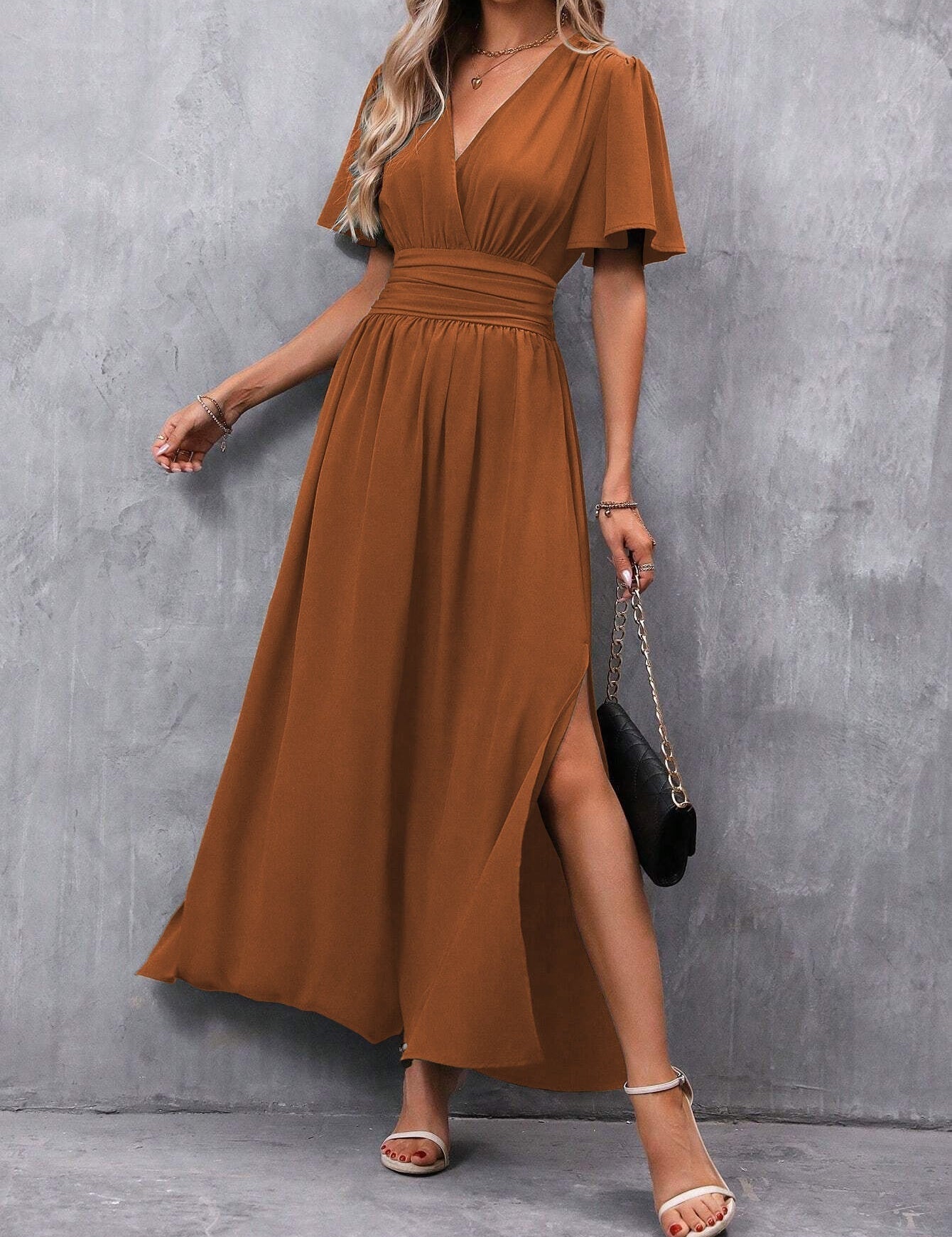Júlia| Elegante vestido longo preto com decote em V, mangas transparentes e fenda